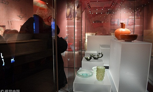 Nhiều món đồ gốm sứ, đồng... của nền văn minh La Mã cổ đại được giới thiệu tới khách tham quan ở Trung Quốc.