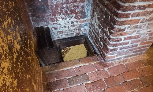 Trong suốt triều đại của Nữ hoàng Elizabeth I, số lượng các căn phòng bí mật tăng mạnh. Nhiều ngôi nhà của các tín đồ Công giáo cũng thiết kế các căn phòng, lối đi đặc biệt như vậy để các linh mục có thể ẩn nấp hoặc tẩu thoát khi gặp nguy hiểm trong các trường hợp khẩn cấp.