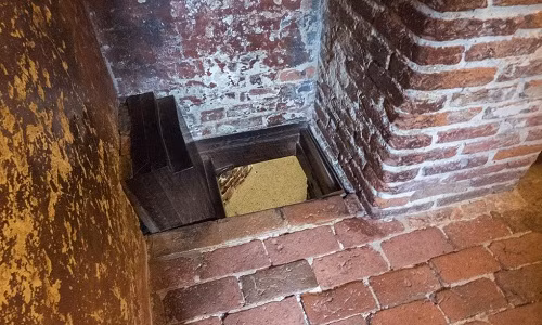 Trong suốt triều đại của Nữ hoàng Elizabeth I, số lượng các căn phòng bí mật tăng mạnh. Nhiều ngôi nhà của các tín đồ Công giáo cũng thiết kế các căn phòng, lối đi đặc biệt như vậy để các linh mục có thể ẩn nấp hoặc tẩu thoát khi gặp nguy hiểm trong các trường hợp khẩn cấp.