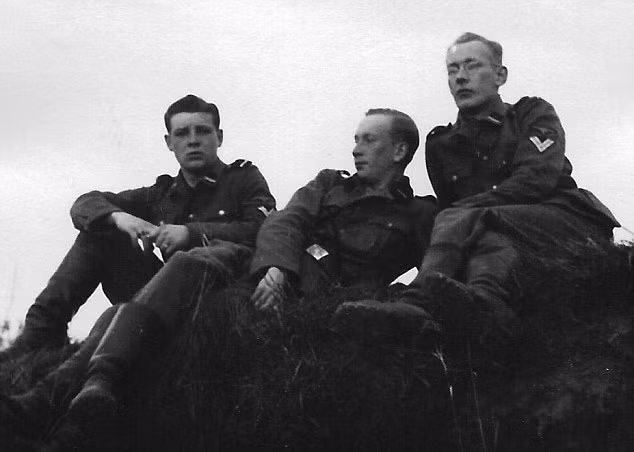 Nữ tù nhân người Do Thái Citronova có lẽ cũng không giữ được mạng sống nếu như không được mời hát chúc mừng trong sinh nhật của Franz Wunsch (trái ảnh) - sĩ quan SS của Đức quốc xã làm việc tại Auschwitz.