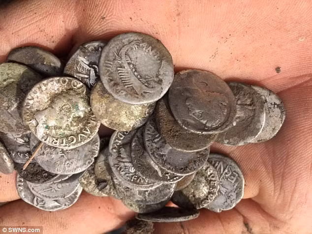 Vào tháng 9/2017, một ngư dân Anh có tên Mike Smale tình cờ phát hiện kho báu giá trị gồm 600 đồng xu La Mã có niên đại 2.000 năm tuổi. Ông tìm thấy chúng khi cùng nhóm bạn đi tìm kho báu trên cánh đồng của ông Anthony Butler ở thị trấn Bridport, hạt Dorset.