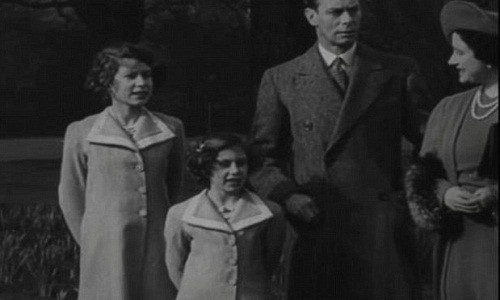 Ngay từ khi còn nhỏ, Nữ hoàng Elizabeth II (trái ảnh) đã khiến mọi người phải ngưỡng mộ phong thái hoàng gia và vẻ đẹp quý phái của bà.