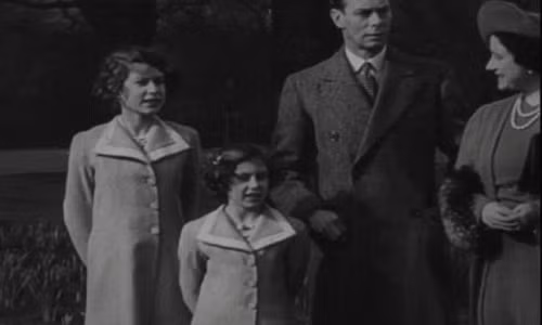 Ngay từ khi còn nhỏ, Nữ hoàng Elizabeth II (trái ảnh) đã khiến mọi người phải ngưỡng mộ phong thái hoàng gia và vẻ đẹp quý phái của bà.