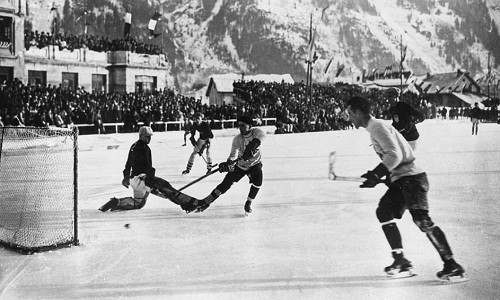Tại Thế vận hội mùa Đông 1924 tổ chức ở Chamonix, Pháp, 258 vận động viên thi đấu ở 6 bộ môn: trượt băng, đánh bi đá trên tuyết, trượt tuyết kiểu Bắc Âu, hockey trên băng, đua xe trên băng và thi đấu quân đội. Trong ảnh là đội khúc côn cầu trên băng của Canada đánh bại đội tuyển Mỹ giành huy chương vàng tại Thế vận hội mùa Đông đầu tiên.
