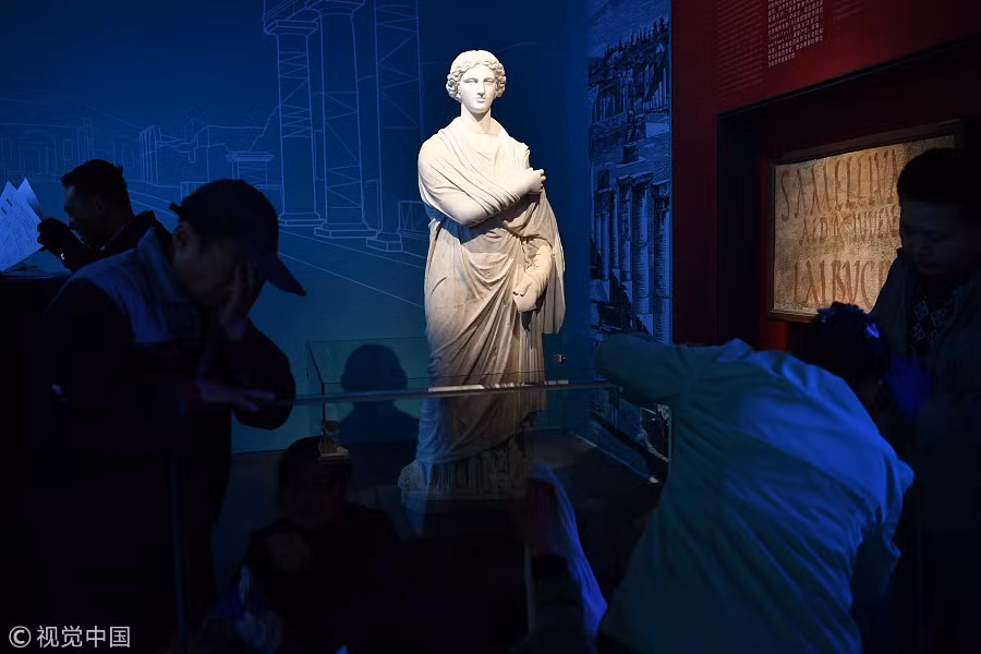 Một bảo tàng ở tỉnh Tứ Xuyên, Trung Quốc hiện trưng bày những cổ vật giá trị của người La Mã cổ đại. Một bảo tàng ở tỉnh Tứ Xuyên, Trung Quốc hiện trưng bày những cổ vật giá trị của người La Mã cổ đại.