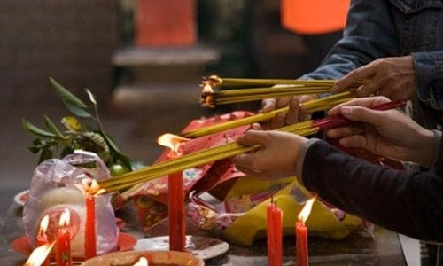 Mỗi mâm lễ ngoài trời thường thắp 9 nén nhang. Ảnh minh họa/Nguồn Internet