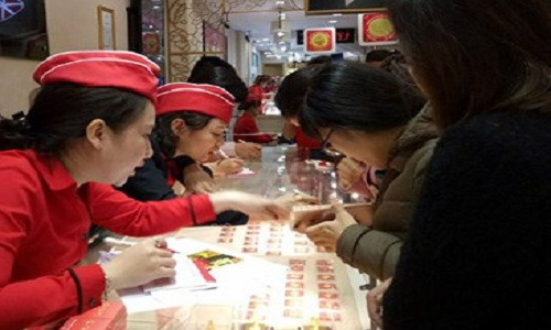 Vào ngày vía Thần Tài, người dân không nhất thiết chỉ mua vàng mới gặp may mắn về tài lộc trong cả năm. Ảnh: VOV.