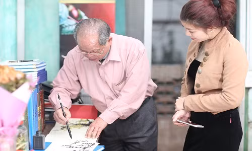 PGS Bùi Hiền viết câu đối ngày Tết bằng chữ cải tiến