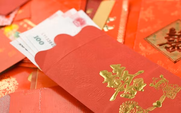 Trong đó, Tết là dịp các thành viên trong gia đình sum họp, cùng nhau ăn bữa cơm đoàn viên, thăm hỏi người thân... Đặc biệt, người dân Việt Nam và Trung Quốc đều có phong tục mừng tuổi ngày Tết.