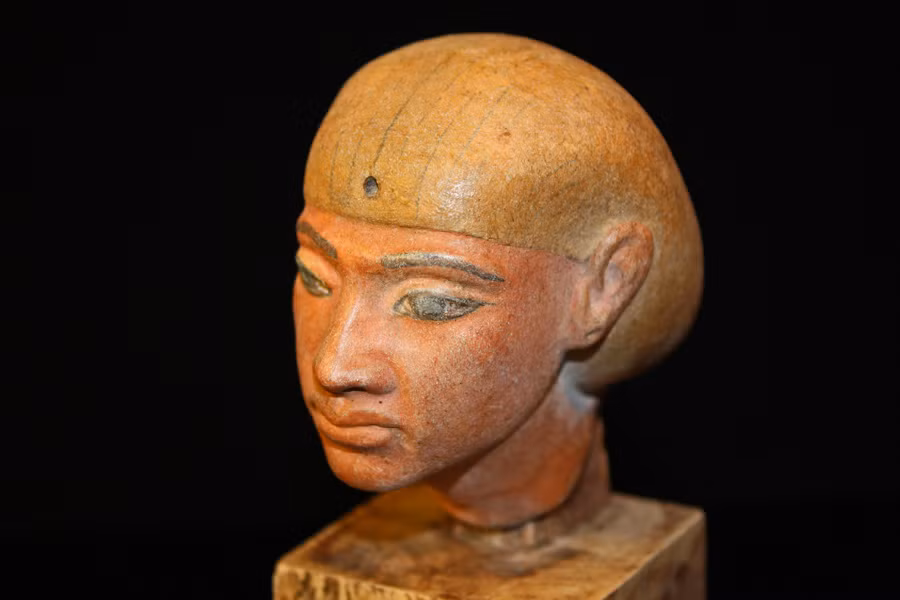 Không những vậy, ông hoàng Amenhotep III còn thể hiện tình yêu vô bờ bến dành cho vợ bằng cách xây dựng nhiều điện thờ lộng lẫy, cung điện nguy nga, hồ nước nhân tạo... để tặng cho bà.