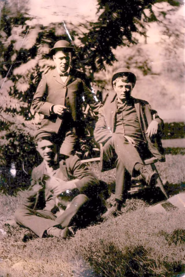 Con chó được người đàn ông ôm vào lòng khi chụp ảnh.