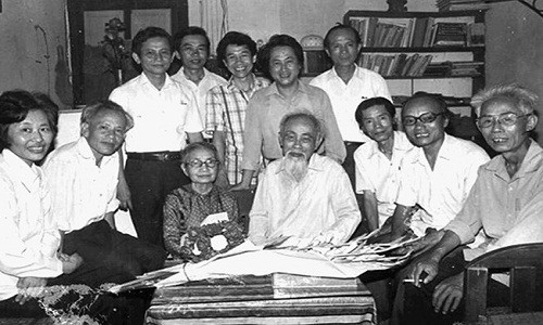 Các cựu sinh viên khoa Sử khóa 1 Đại học Tổng hợp Hà Nội thăm gia đình Giáo sư Đào Duy Anh.Người phụ nữ giỏi việc nước, đảm việc nhà