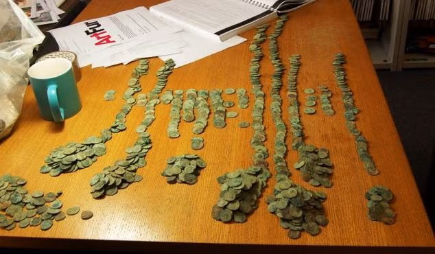 Theo ước tính, kho báu mà ông Crisp vô tình tìm thấy chứa hơn 52.000 đồng tiền cổ thời La Mã có niên đại từ thế kỷ thứ 3 sau Công nguyên.