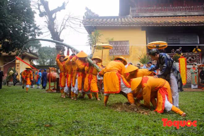 Sau các nghi lễ, 10 lính vệ tiến hành dựng nêu...