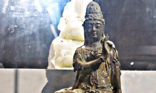 Tượng Phật cưỡi rồng một sừng chế ngự rồng dữ gây họa sóng thần cũng là một cổ vật ý nghĩa