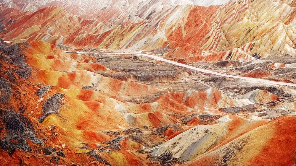 Theo các chuyên gia, hàng trăm lớp sa thạch màu và các khoáng chất đã được ép vào với nhau trong suốt hàng triệu năm, sau đó vênh lên bởi mảng kiến tạo và tạo nên dãy núi cầu vồng độc đáo ở Công viên địa chất vùng Zhangye Danxia.