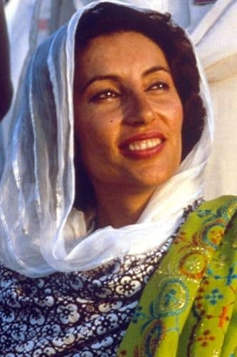 8. Bà Benazir Bhutto trở thành một trong những nữ thủ tướng đầu tiên được bầu tại một quốc gia Hồi giáo trên thế giới. Bà 2 lần làm thủ tướng Pakistan, với lần đầu từ năm 1988 - 1990 và lần thứ hai từ năm 1993 - 1996.