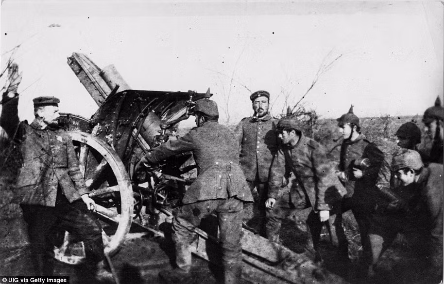 Đội lính Đức triển khai vũ khí tại chiến trường Bỉ năm 1914.