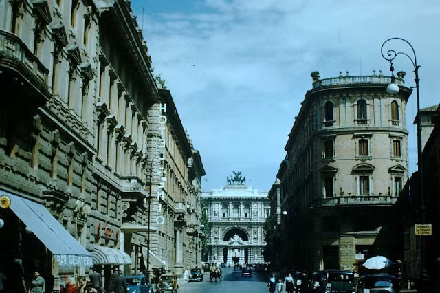 Những tòa nhà mang đậm dấu ấn thời gian ở Rome.