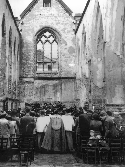 Trong khi đó, một cặp đôi khác ở London tổ chức lễ cưới tại một nhà thờ bị hư hại nghiêm trọng do chiến tranh. Rất đông mọi người đến chúc mừng ngày vui của đôi trẻ.