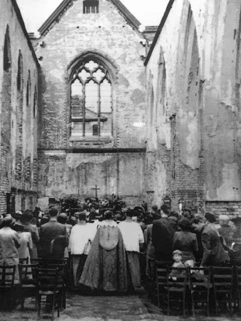 Trong khi đó, một cặp đôi khác ở London tổ chức lễ cưới tại một nhà thờ bị hư hại nghiêm trọng do chiến tranh. Rất đông mọi người đến chúc mừng ngày vui của đôi trẻ.