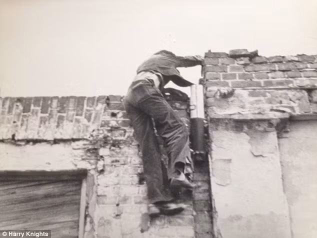 Một thiếu niên có tên Frank Krause đang trèo qua Bức tường Berlin để sang Tây Đức. Theo ước tính, khoảng 5.000 người đã tìm cách vượt qua Bức tường Berlin để sang Tây Berlin. Trong số đó, khoảng 86 - 200 người thiệt mạng khi vượt tường.