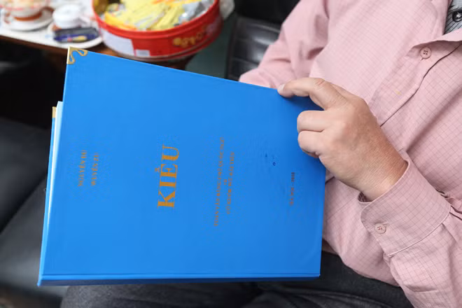 PGS Bùi Hiền ra mặt tập văn bản viết Truyện Kiều bằng chữ cải tiến để tặng bạn bè.