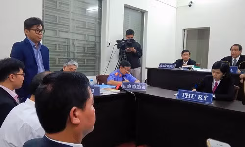 Đại diện Grab Taxi (đứng ngoài cùng bên trái) trình bày tại tòa.