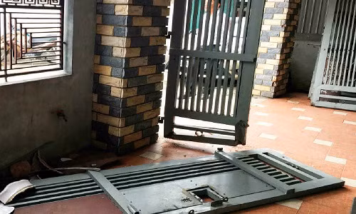 Sau khi đâm sập cổng nhà, Đ. vào trong nhà nổ mìn ở khu vực cầu thang, sau đó lên tầng 2 châm lửa đốt.