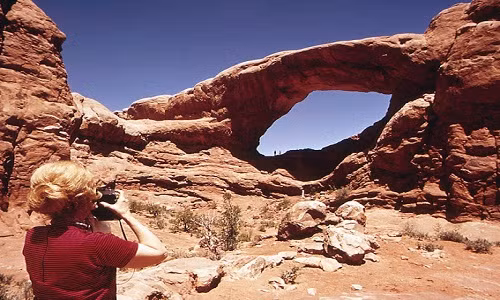 Vẻ ngoạn mục ở Công viên Arches ở bang Utah hấp dẫn du khách và nhiếp ảnh gia.