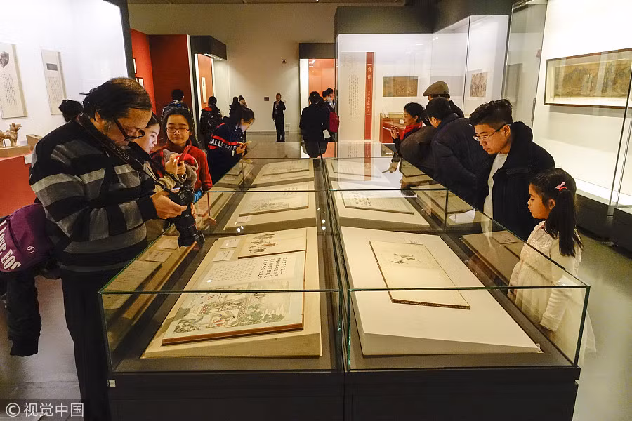 Những tranh vẽ, tài liệu cổ liên quan đến loài chó cũng thu hút sự quan tâm của khách tham quan triển lãm.