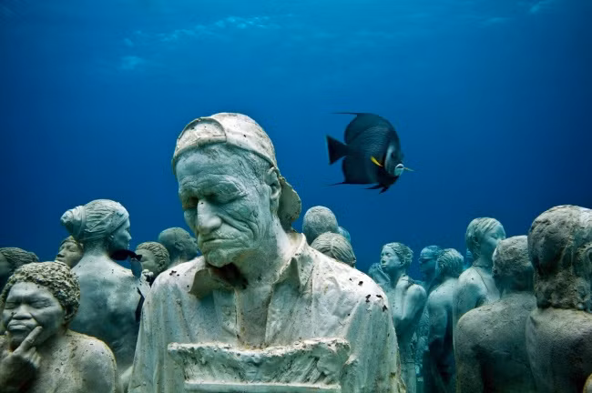 Bảo tàng dưới nước Cancun ở Mexico là nơi du khách có thể chiêm ngưỡng hơn 500 tác phẩm của nhà điêu khắc người Anh, Jason deCaires Taylor.