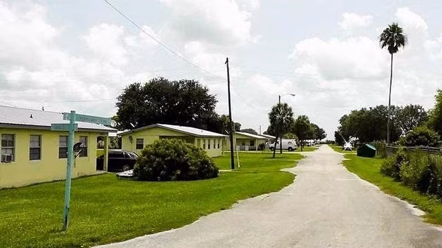 Khung cảnh bên trong làng Miracle.