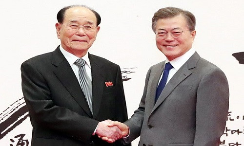 Chủ tịch Đoàn Chủ tịch Hội nghị Nhân dân Tối cao Triều Tiên Kim Yong-nam (ảnh, trái) dẫn đầu đoàn cấp cao tham dự lễ khai mạc Olympic mùa Đông PyeongChang 2018 và gặp Tổng thống Hàn Quốc Moon Jae-in. (Nguồn: Yonhap/TTXVN)