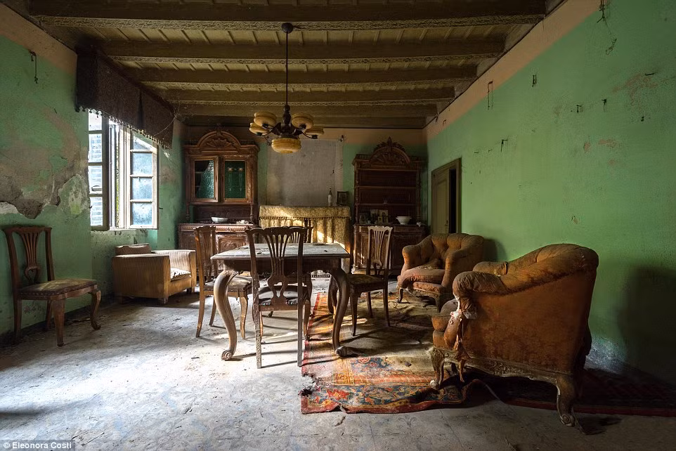 Nhiều đồ đạc, vật dụng gia đình phủ đầy bụi sau khi bị bỏ lại trong các tòa nhà không còn được sử dụng. Sau nhiều năm hoang phế, tường và trần nhà bị bong tróc.