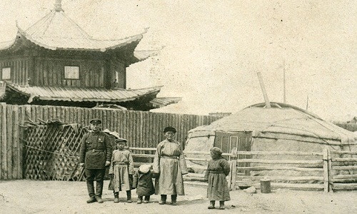 Người lính Liên Xô chụp ảnh cùng với các thành viên trong gia đình Mông Cổ.