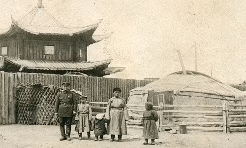 Người lính Liên Xô chụp ảnh cùng với các thành viên trong gia đình Mông Cổ.