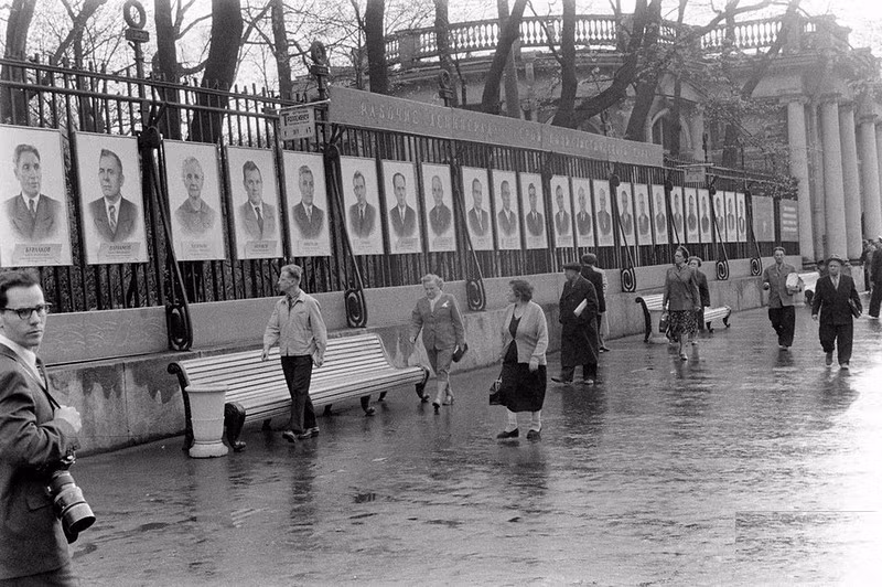 Một con đường đông người qua lại ở St. Petersburg năm 1958.