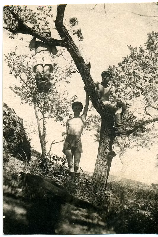 Trong thời gian không làm nhiệm vụ, binh lính Liên Xô có khoảng thời gian nghỉ ngơi, vui vẻ bên đồng đội.