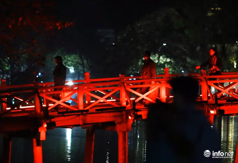 Việc những chú Thiên nga vừa được thả đã bị bắt lại gây tò mò cho rất nhiều người dân có mặt tại Hồ Gươm vào lúc đó.