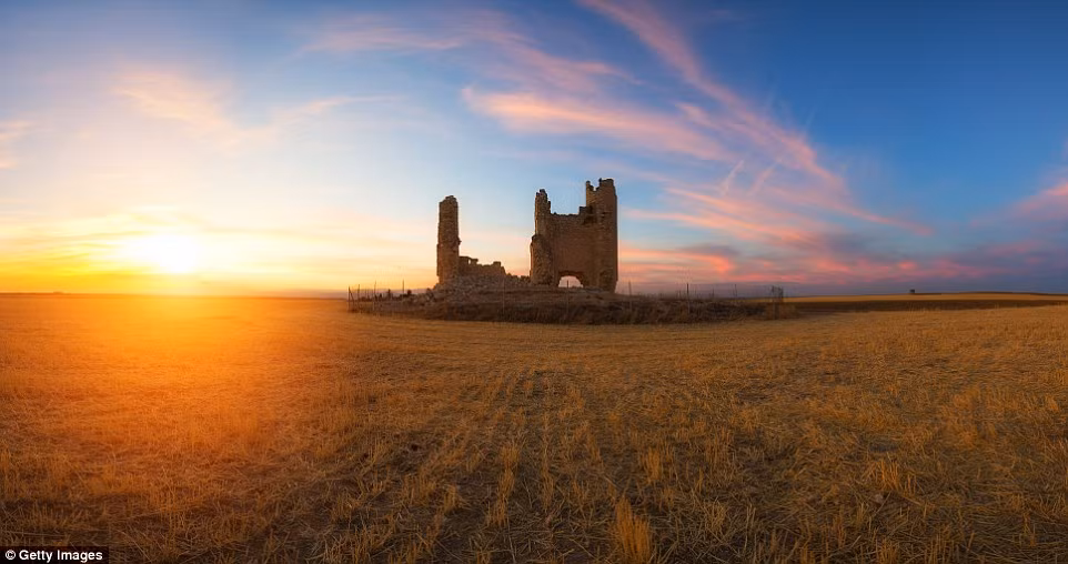 Lâu đài Caudilla cổ kính lúc hoàng hôn ở Toledo, Tây Ban Nha.