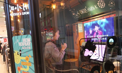 Một quầy karaoke mini nằm trong một trung tâm mua sắm ở Trung Quốc. Ảnh: South China Morning Post.