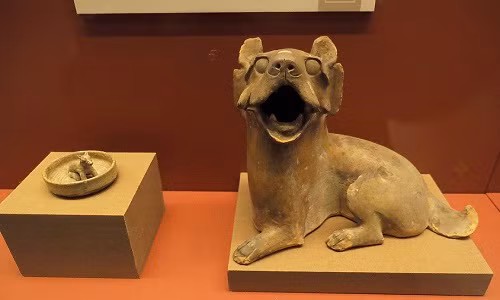 Cận cảnh một tác phẩm điêu khắc chó.