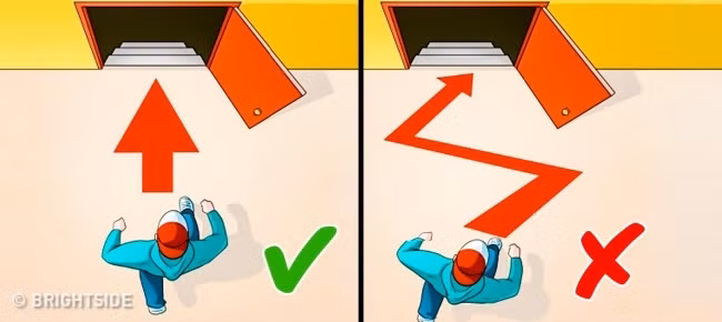 Trong trường hợp gặp vụ tấn công khủng bố, hãy chạy thật nhanh ra khỏi khu vực nguy hiểm càng xa càng tốt. Trước lúc di chuyển, bạn nên quan sát tình huống và cố gắng không để hung thủ nhìn thấy bạn.