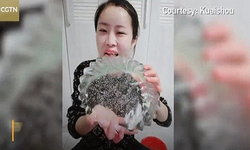 Nhiều người thừa nhận, tiếng nhai đá khiến họ cảm thấy vui vẻ và không thể rời mắt khỏi màn hình