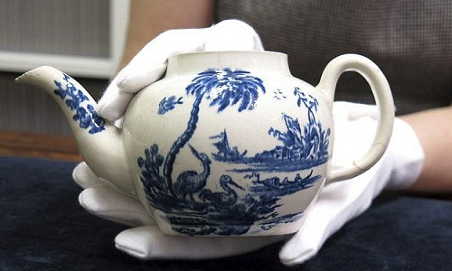 Chiếc bình sứ cũ nát này từng được một nhà sưu tầm tư nhân sành sỏi mua với giá chưa đầy 500.000 đồng, nhưng khi chiếc bình được bán lại tại một cuộc đấu giá, mức giá đã vọt lên tới hơn 18 tỷ đồng.