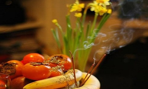 Thắp hương không được thắp số chẵn. Ảnh minh họa