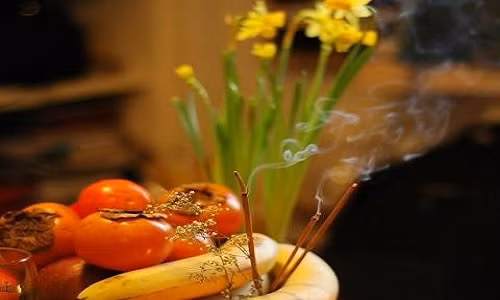 Thắp hương không được thắp số chẵn. Ảnh minh họa