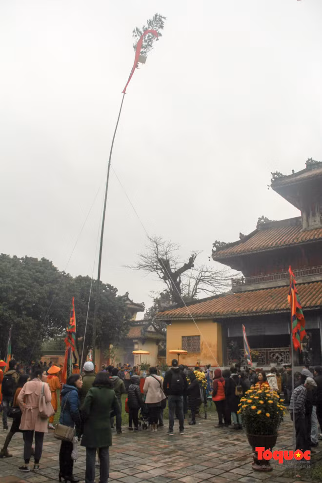 Ngọn nêu tung bay báo hiệu ngày Tết đã về...