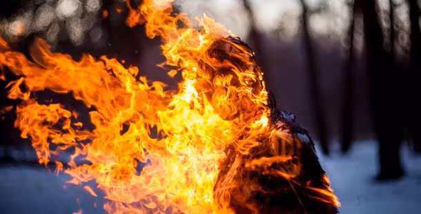 Ông Todtling đã bảo vệ cơ thể khi đang bốc cháy bằng cách mặc nhiều lớp quần áo và sử dụng gel làm mát.